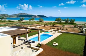 Villa with BBQ, garden & private pool | Water view | Beach nearby - Image 2