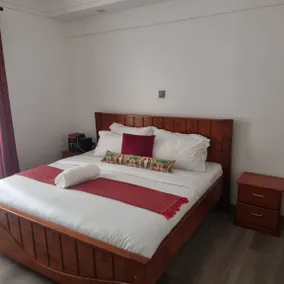 Family-friendly apartment with garden - Image 2