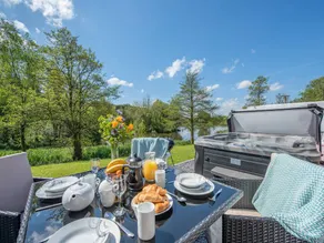 Family-friendly beautiful cottage with barbeque, hot tub & garden - Image 3