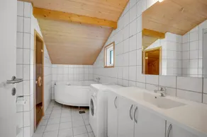 Fully equipped charming holiday home with terrace, sauna & hot tub - Image 3
