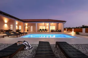 Villa with BBQ, terrace & private pool - Image 2