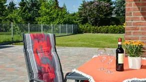 Apartment with garden - Image 2