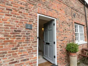 Cottage with garden & pool - Image 3