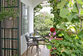 Lovely flat with garden | Garden view - Image 2