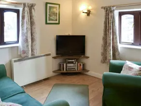 Cottage with garden, jacuzzi & sauna | River view - Image 2