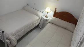 Chambre privée adaptée aux familles avec piscine privée | Vue ville | Avec animaux acceptés - Image 5