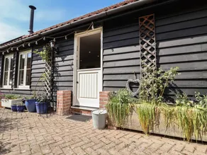 Cottage with garden - Image 2