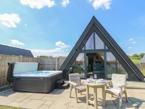 Cottage with garden & jacuzzi - Image 2