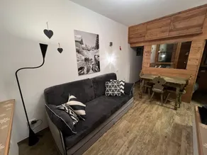 Alpine Home in Central Campiglio: Parking, Wi-Fi & Dolomites View - Image 4