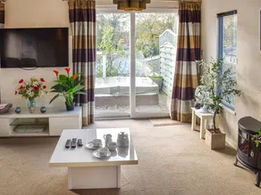 Child-friendly lovely lodge with pool, terrace & garden | River view | Dogs allowed - Image 5
