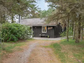 Holiday home with terrace - Image 3