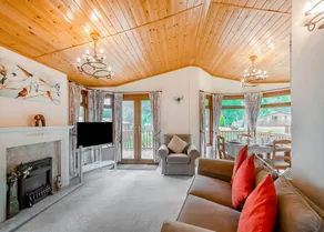 Children-friendly chalet with hot tub - Image 5
