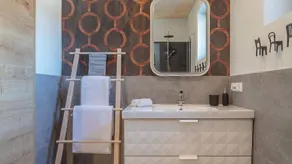 Flat with jacuzzi, sauna & garden - Image 3