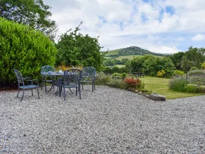Cottage with garden & jacuzzi | River view - Image 2