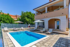 Voll ausgestattete Villa mit Pool und Terrasse | Haustierfreundlich - Image 2