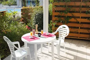 Charmant appartement en copropriété adapté aux familles avec terrasse, piscine et sauna | Vue golf - Image 2