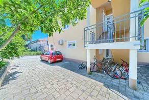 Flat with pool & garden - Image 5