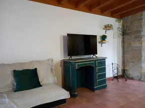 Apartment with barbecue, garden & pool - Image 5