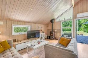 Children-friendly house with barbecue, hot tub & terrace - Image 3