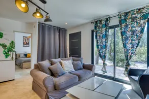Holiday Home “Nestled Among the Pines” with Wi-Fi and Air Conditioning - Image 5
