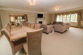 Cottage with hot tub & garden - Image 3