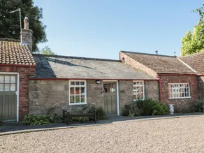 Cottage with garden - Image 2