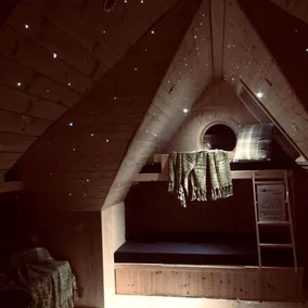 Spacious Glamping Pod with Retro Charm & Starry Lighting near Croston, England - Image 5