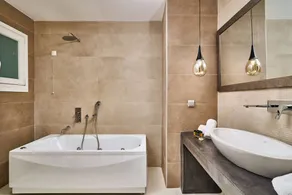 Villa adaptée aux familles avec jacuzzi, sauna et internet haut débit | Vue plage | À côté de la plage - Image 5