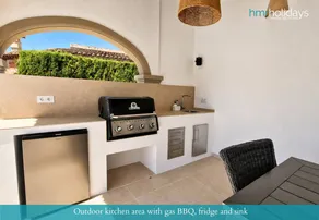 Villa with terrace, BBQ & private pool - Image 4