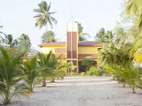 Casa con piscina, terraza y jardín - Image 4