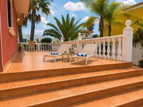 Holiday home with garden | City view - Image 4