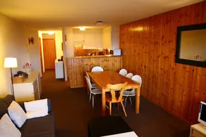 Apartment with garden - Image 2