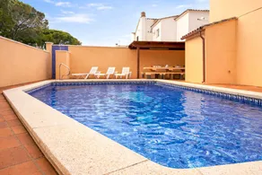 Villa with barbecue, private pool & garden - Image 2