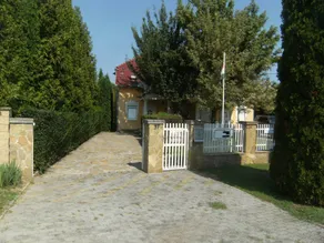 Holiday home with barbeque, pool & garden - Image 4