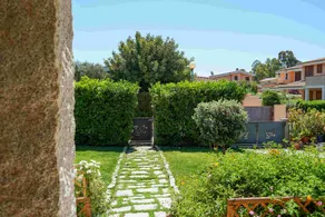 Villa adaptée aux familles avec piscine privée, jardin et barbecue | Vue jardin | Plage à proximité - Image 2