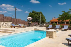 Villa with terrace, private pool & barbeque - Image 2