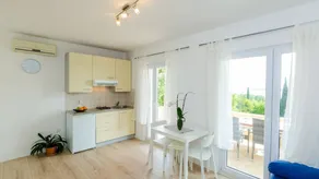 Flat with garden & BBQ | Sea view - Image 3