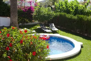 Villa avec piscine privée, terrasse et jardin - Image 3