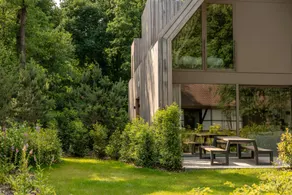 Luxurious lodge for 8 guests in Belgian Limburg, featuring abundant natural light, modern amenities, and a tranquil, nature-rich environment. - Image 5