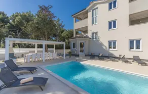 Villa apta para niños con piscina, sauna y barbacoa - Image 2