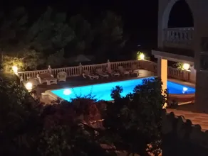 Villa with garden, terrace & BBQ - Image 4