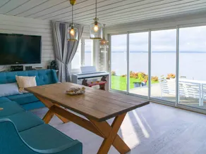 Cozy seaside cabin with beachfront in Fulgevik - Image 3