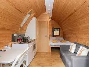Family-friendly nice cottage with hot tub & garden - Image 4