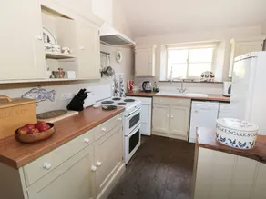 Family-oriented cottage with garden | Pet-friendly - Image 4