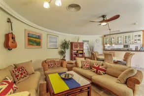 Bungalow with terrace, garden & pool | Perfect for remote work - Image 5