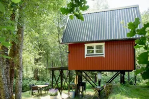 Small cabin with outdoor kitchen by forest stream - Image 4