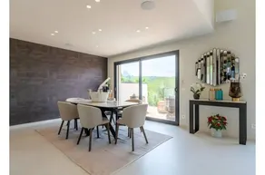 Villa entièrement équipée avec piscine privée, jardin et terrasse | Vue jardin | Adaptée au travail à distance - Image 4