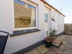 Family-oriented cottage with garden - Image 2