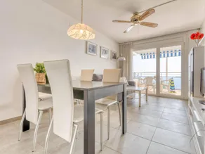Flat with garden & pool - Image 5
