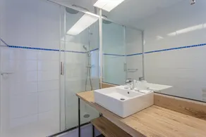 Flat with garden & pool | Lake view - Image 4